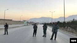 Афганські сили безпеки блокують дорогу до парламенту країни після атаки бойовиків, 10 січня 2017 року