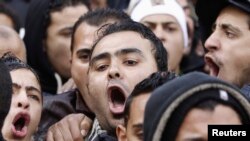 Demonstranti izvikuju parole protiv predsjednika, Port Said, februar 2013.