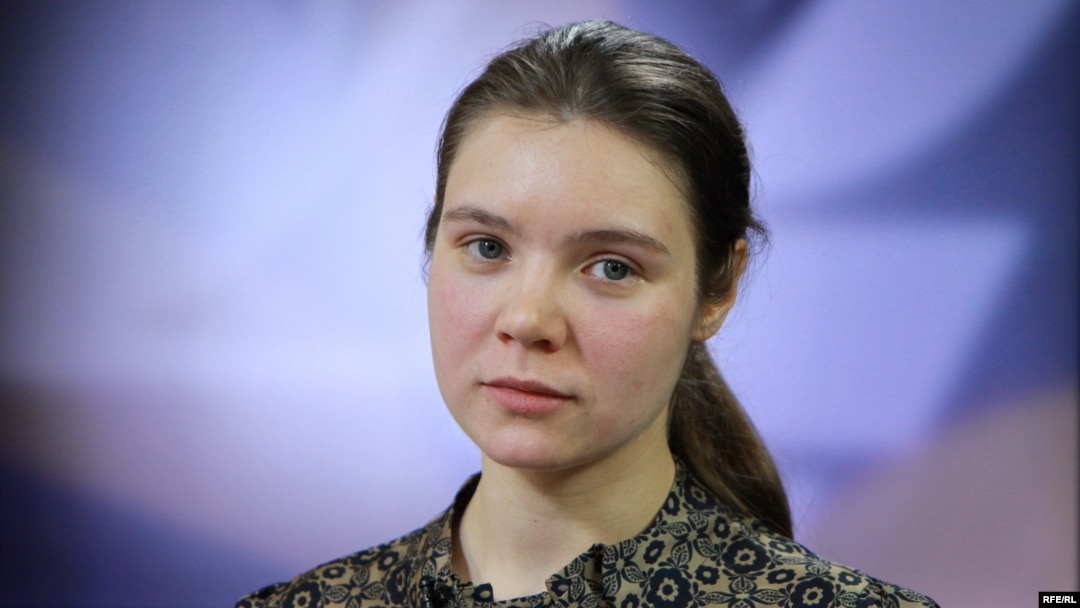 Русская молодая девушка на врачебном приеме Русская молодая девушка на врачебном приеме