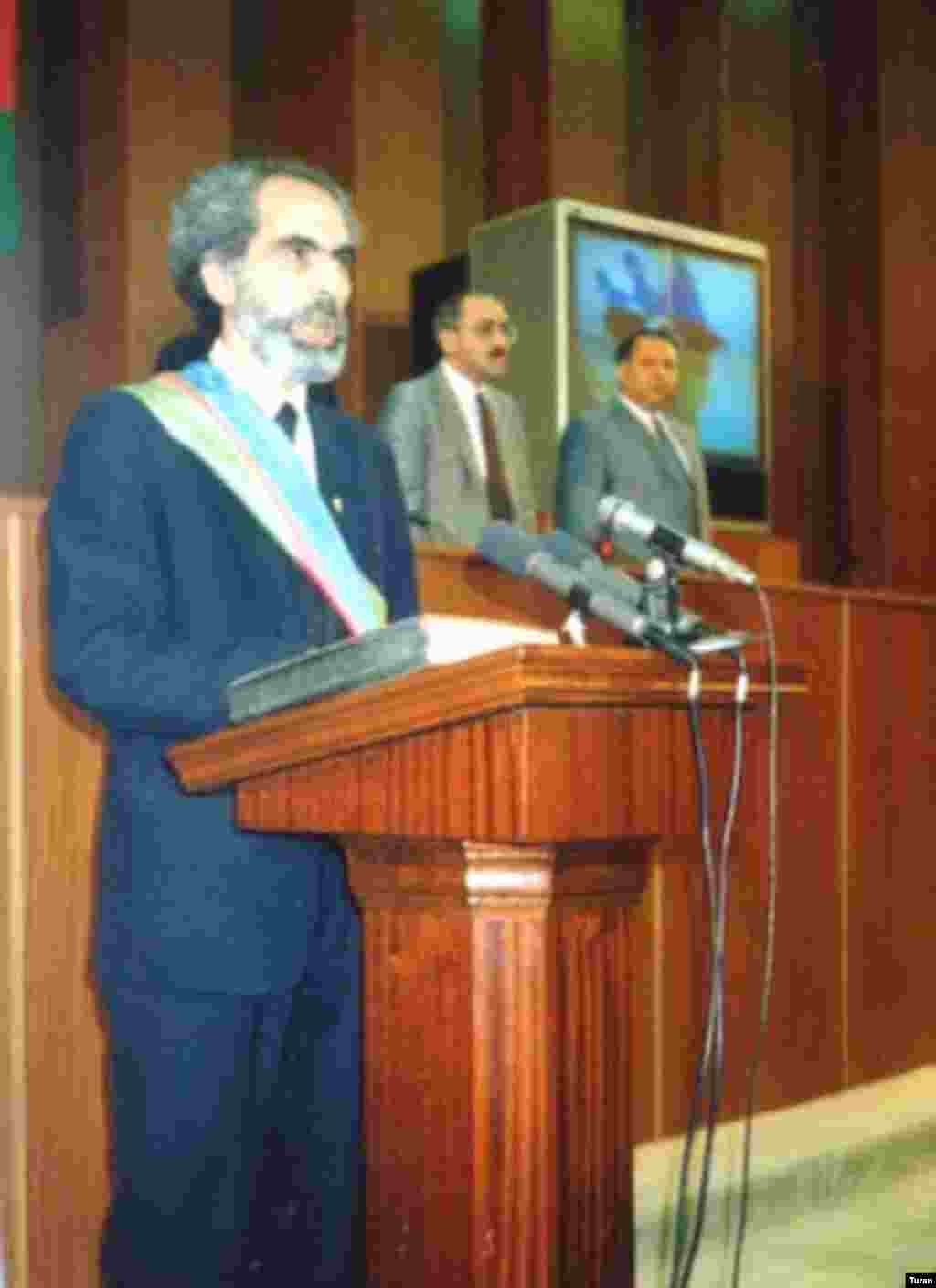 Elçibəy prezident kimi and içir - 1992-ci ildə Azərbaycan Xalq Cəbhəsinin sədri Əbülfəz Elçibəy ölkənin ikinci prezidenti seçildi