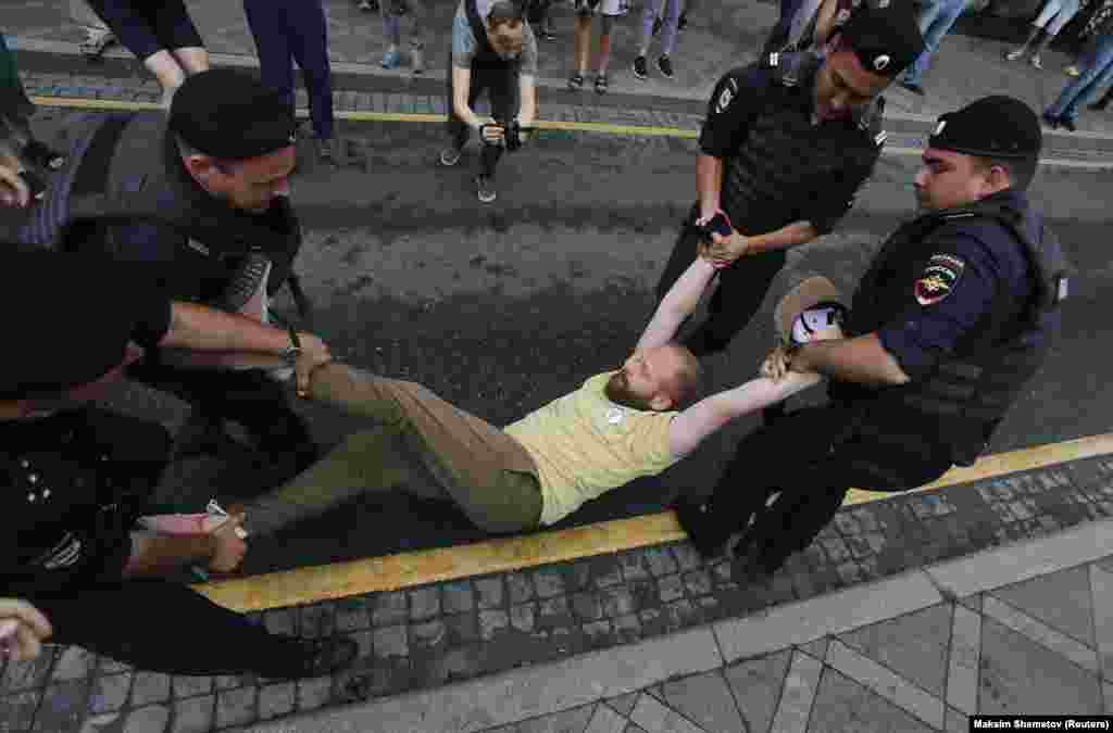 Police detain a participant in a rally in support of Russian investigative journalist Ivan Golunov, who was detained by police, accused of drug offenses, and then later freed from house arrest, in Moscow on June 12. (Reuters/Maxim Shemetov)