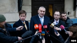 Адвокат Надежды Савченко Николай Полозов (в центре) дает интервью журналистам.