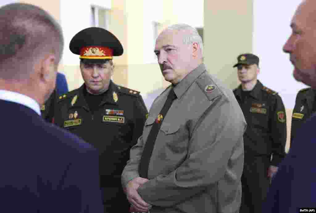 БЕЛОРУСИЈА / САД - САД денеска воведоа санкции поврзани со Белорусија за 16 физички лица и пет субјекти, според веб-страницата на Министерството за финансии, со што се зголемува притисокот врз претседателот на Белорусија, Александар Лукашенко.