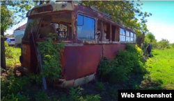 Так выглядел старый крымский троллейбус в поселке Ялта Донецкой области, когда его нашел коллекционер Олесь Кальницкий