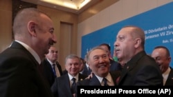 Türkiyə Prezidenti Recep Tayyip Erdogan (sağda), Qazaxıstanın keçmiş prezidenti Nursultan Nazarbaev (sağdan ikinci), Azərbaycan Prezidenti İlham Əliyev (solda), Özbəkistan Prezidenti Shavkat Mirziyoev Bakıda, 15 oktyabr, 2019-cu il