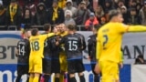 Futbollistët e Kosovës (me fanella të zeza) gjatë një kacafytjeje me futbollistët e Rumanisë, para se ta braktisnin lojën e Ligës së Kombeve në Bukuresht, 15 nëntor 2024.