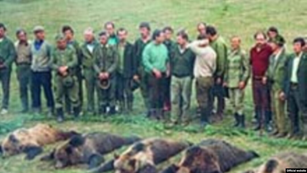 В скандальном письме на сайте КПРФ особо подчеркивается, что несогласные влиться в «Единую Россию» работники Кольской ГМК будут немедленно попадать под сокращение.