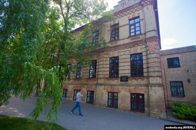 Пры патрэбе плястык можна зьняць і аднавіць старую дошку