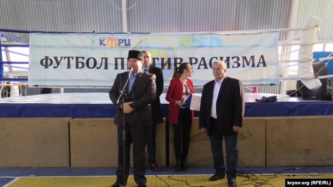 Выступление главы Крымскотатарского ресурсного центра Эскендера Бариева на открытии футбольного турнира в Крыму