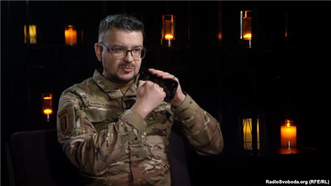 «Коли вони кажуть: «Ось подивіться, це 100% міцний факт, непробивний», нам треба оцей непробивний факт не в лоб бити, а розвернути і подивитися, що він насправді дуже-дуже маленький», – Алфьоров