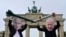 Activiști pentru pace cu măștile președinților Vladimir Putin și Joe Biden, la Berlin