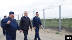 Временное заграждение на границе с Сербией 