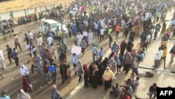Protestatari sudanezi la Khartoum, 11 aprilie 2019