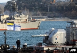 Корабель ВМС України «Славутич» стоїть на якорі перед мінним тральщиком ВМС Росії, патрулюючи гавань Севастополя, 10 березня 2014 року