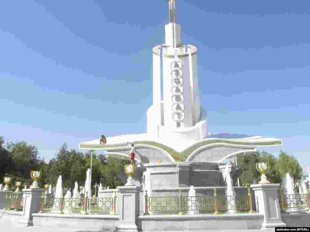 Şäher häkimliginiň şigärleri "Aşgabat" monumentini arassalaýarlar.