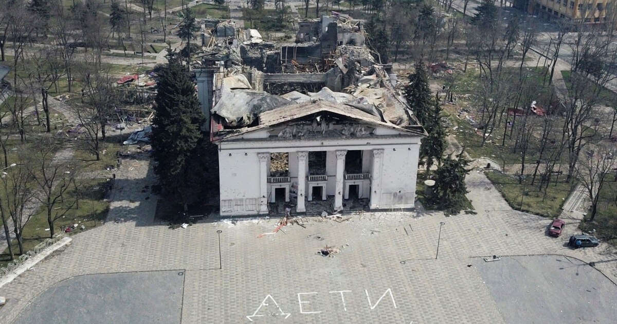 В Україні вшановують пам’ять жертв російського удару по театру в Маріуполі
