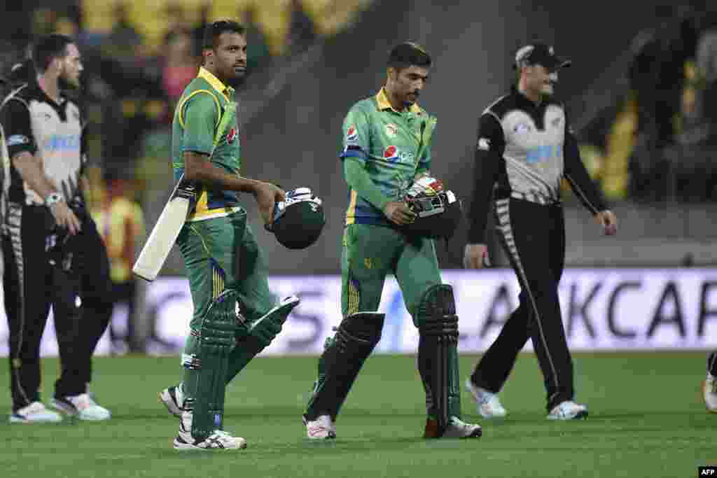 New Zealand -- Pakistan's Wahab Riaz (L) and Mohammad Amir walk from the field after losing the third T20 cricket match between New Zealand and Pakistan at Westpac Stadium in Wellington on January 22, 2016.
