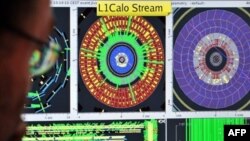 Отображение на экране компьютера эксперимента Атлас – первой проводки протонов на кольцу Большого адронного коллайдера. CERN