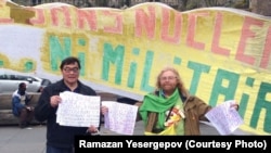 Правозащитник и журналист Рамазан Есергепов и его неизвестный сторонник протестуют против преследования казахскими властями "политических заключенных". Париж, конец лета — осень 2017 года.
