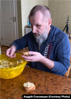 Під час навчання Андрія Спесивцева також вчили готувати. Пригадує, тоді вперше після поранення тримав у руках гострий предмет