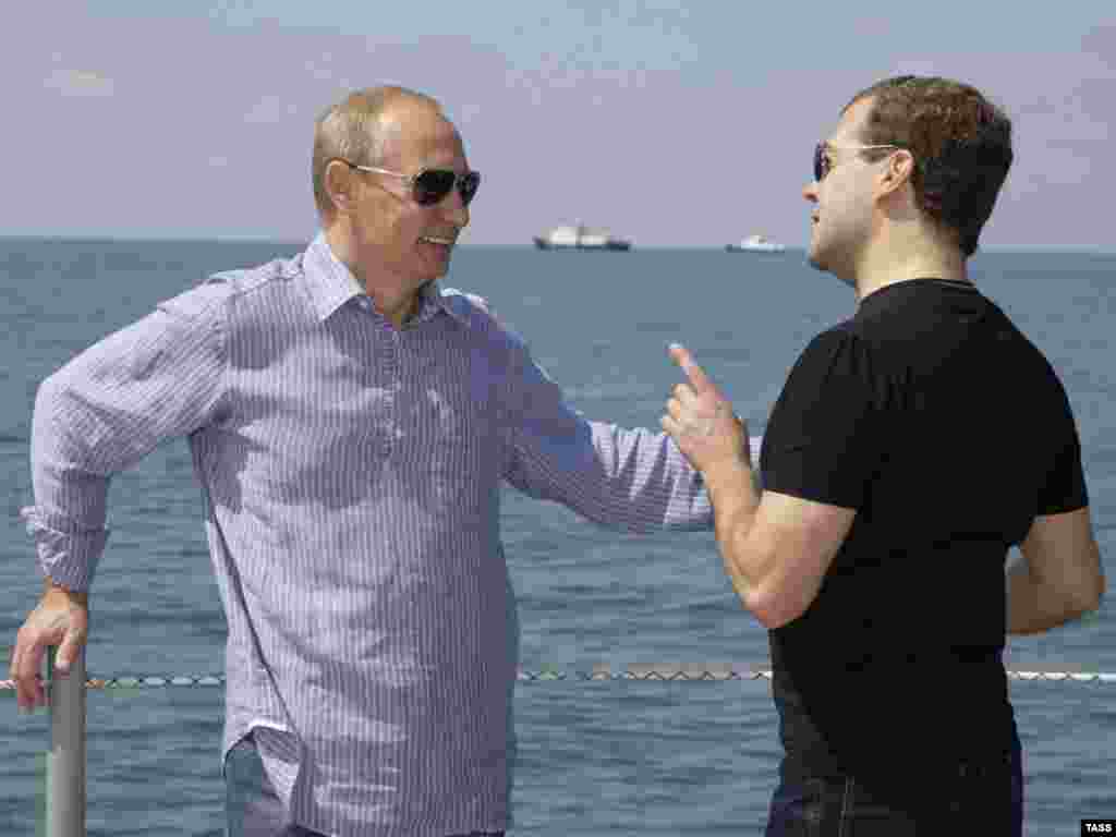 Posao ili odmor? - Premijer Rusije Vladimir Putin i predsednik Rusije Dmitrij Medvedev prilikom radnog susreta koji je prethodio rusko-nemačkom sastanku 