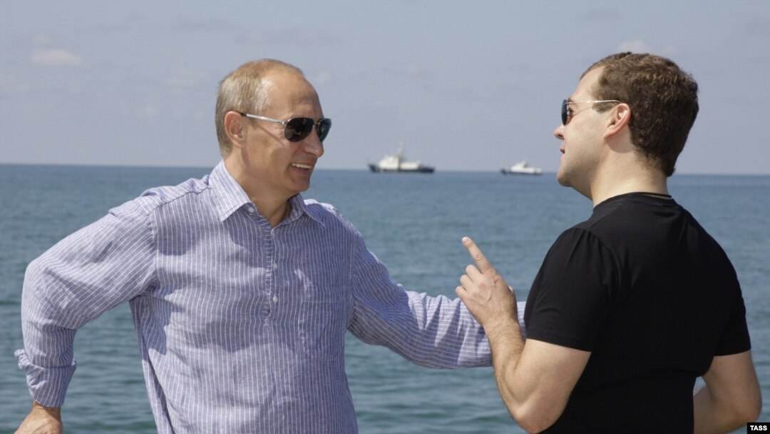 Владимир Путин и Дмитрий Медведев по-разному оценивают, когда в России закончится кризис