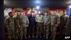 Președintele Zelenski s-a întâlnit marți cu militarii într-o locație neprecizată, din apropierea Pokrovskului.