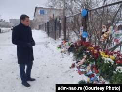 Губернатор НАО Александр Цыбульский принес цветы к детскому саду и пообщался с руководством учреждения