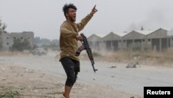 Боєць Уряду національної згоди Лівії, що підтримується ООН, під час зіткнення з силами Халіфи Хафтара на околиці Тріполі