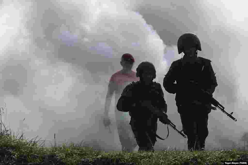 Russian National Guard troops in the Volga Federal District taking tests during training exercises. (TASS/Yegor Aleyev)&nbsp;