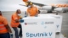 Рабочие перевозят российскую вакцину «Спутник V» в аэропорту Каракаса — столицы Венесуэлы. 