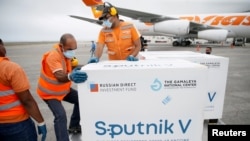 Рабочие перевозят российскую вакцину «Спутник V» в аэропорту Каракаса — столицы Венесуэлы. 