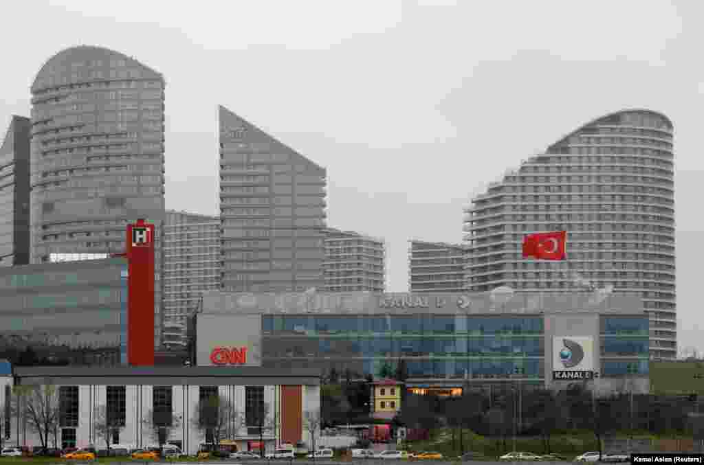 ТУРЦИЈА - Турската компанија Доган холдинг соопшти дека започнала преговори за продажба на најголемата медиумска групација во земјата на Демирорен холдинг, чиј сопственик е близок до претседателот Реџеп Таип Ердоган.