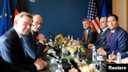 Secretarul de stat american Marco Rubio (dreapta), la întâlnirea de pe 13 februarie 2026, de la Munchen, cu cancelarul german, Friedrich Merz.