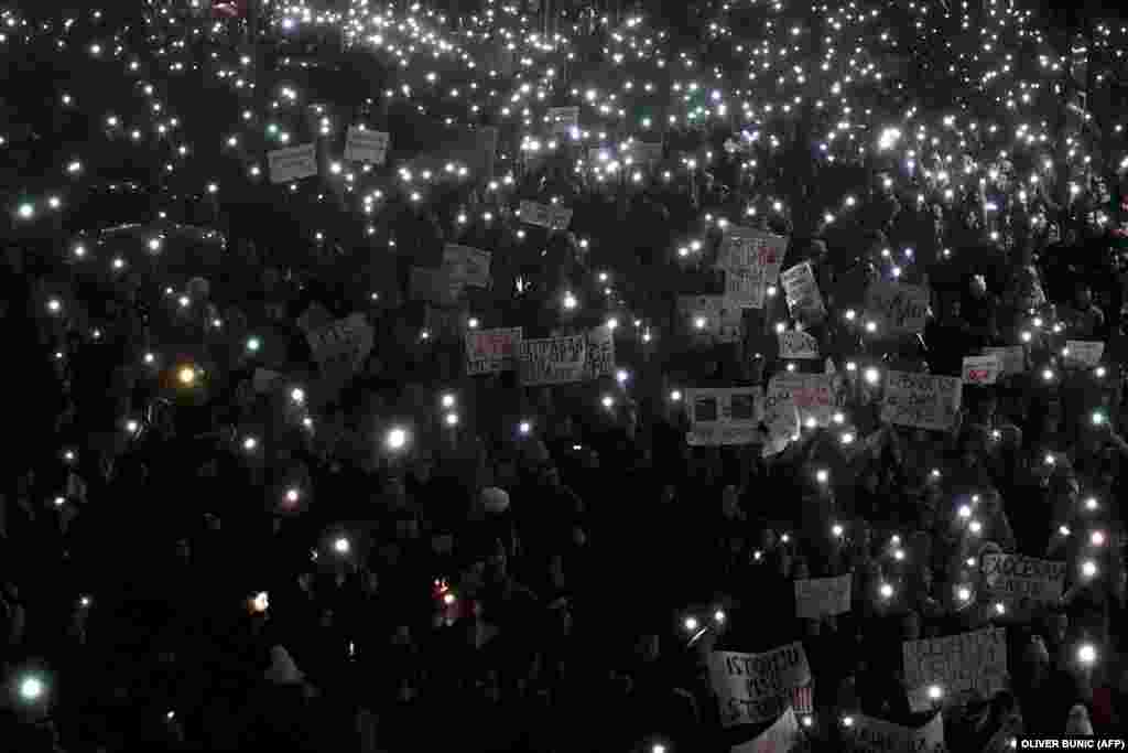 Qindra protestues u mblodhën jashtë transmetuesit kombëtar të Serbisë në Beograd për të kërkuar përgjegjësit për shembjen e një strehe prej betoni të stacionit të trenit që vrau 15 njerëz në qytetin e Novi Sadit, muajin e kaluar.