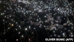 Studenti koji učestvuju u blokadama fakulteta predvodili su 12. decembra protest ispred zgrade Radio-televizije Srbije, nezadovoljni načinom kako javni servis izveštava o blokadama i studentskim zahtevima.