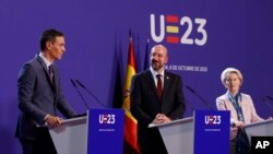 Premierul spaniol Pedro Sanchez (stânga), președintele Consiliului European Charles Michel și președinta Comisiei Europene, Ursula von der Leyen.