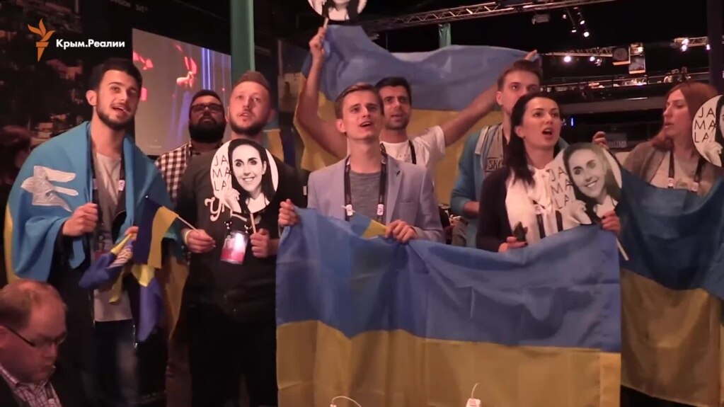 Журналисты вместе с Джамалой спели крымскотатарский припев из «1944» (видео)