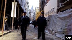 Turkey -- Police patrol outside Istanbul's Neve Shalom synagogue, 11Oct2004