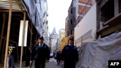 Turkish police patrol outside Istanbul's Neve Shalom synagogue after its reopening in October 2004.