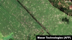Супутникове зображення від Maxar Technologies поля з сотнями воронок поблизу Слов’янська, червень 2022 року