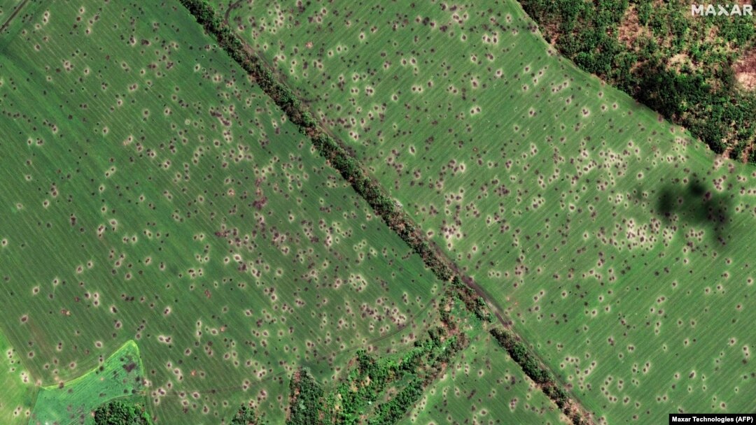 Воронки від ударів артилерії на полі поблизу міста Слов’янська на Донеччині, 6 червня 2022 року