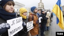 Киевта Мариуполь һөҗүмендә һәлак булганнарны искә алып урам җыены узды