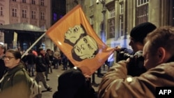 Демонстранти в Будапешті тримають прапор із зображенням російського і угорського лідерів (архівне фото)