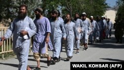 حکومت افغانستان میگوید که رهایی بیشتر زندانیان گروه طالبان بهکاهش خشونت و برداشتن گامهای مثبت برای تامین صلح از سوی این گروه بستگی دارد.