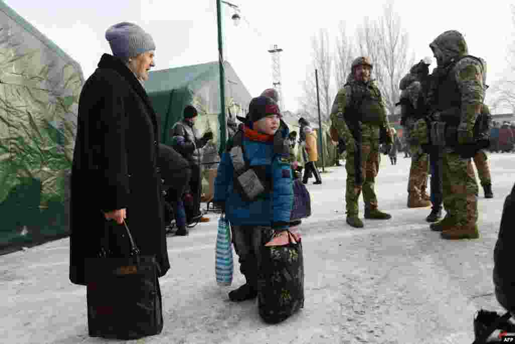 По данным спасателей, в Авдеевке работают 11 пунктов обогрева.&nbsp;