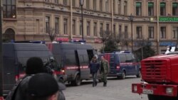 Оцепление возле станции метро в Петербурге