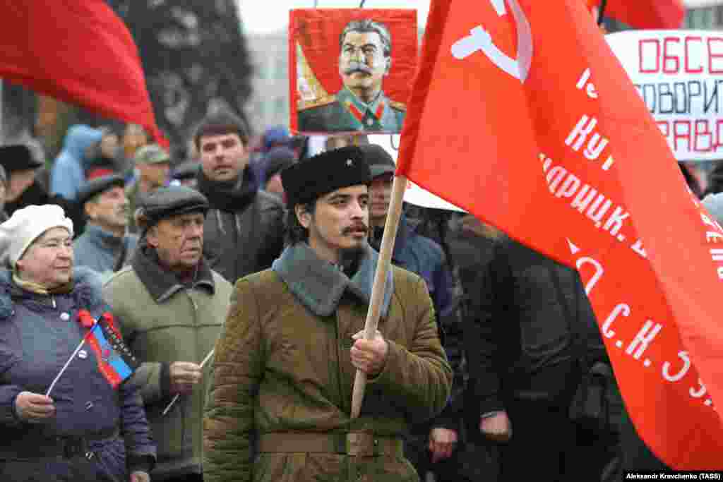 Під час мітингу, присвяченого 100-річчю більшовицького перевороту в Росії у 1917 році. Окупований&nbsp;Донецьк, 7 листопада 2017 року