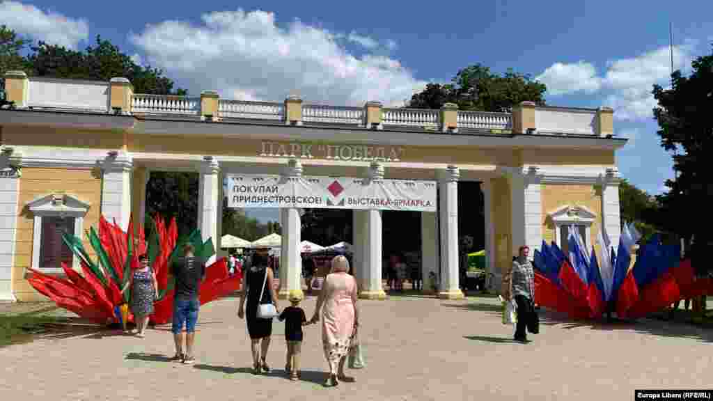 Expoziția &bdquo;Cumpără produse transnistrene&rdquo; a fost organizată în parcul Pobeda (Victoria) de la Tiraspol. La intrare - drapelele Rusiei și regiunii transnistrene