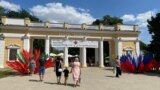 Expoziția „Cumpără produse transnistrene”, în parcul Pobeda (Victoria) de la Tiraspol. La intrare - drapele ale Rusiei și regiunii separatiste transnistrene, august 2021
